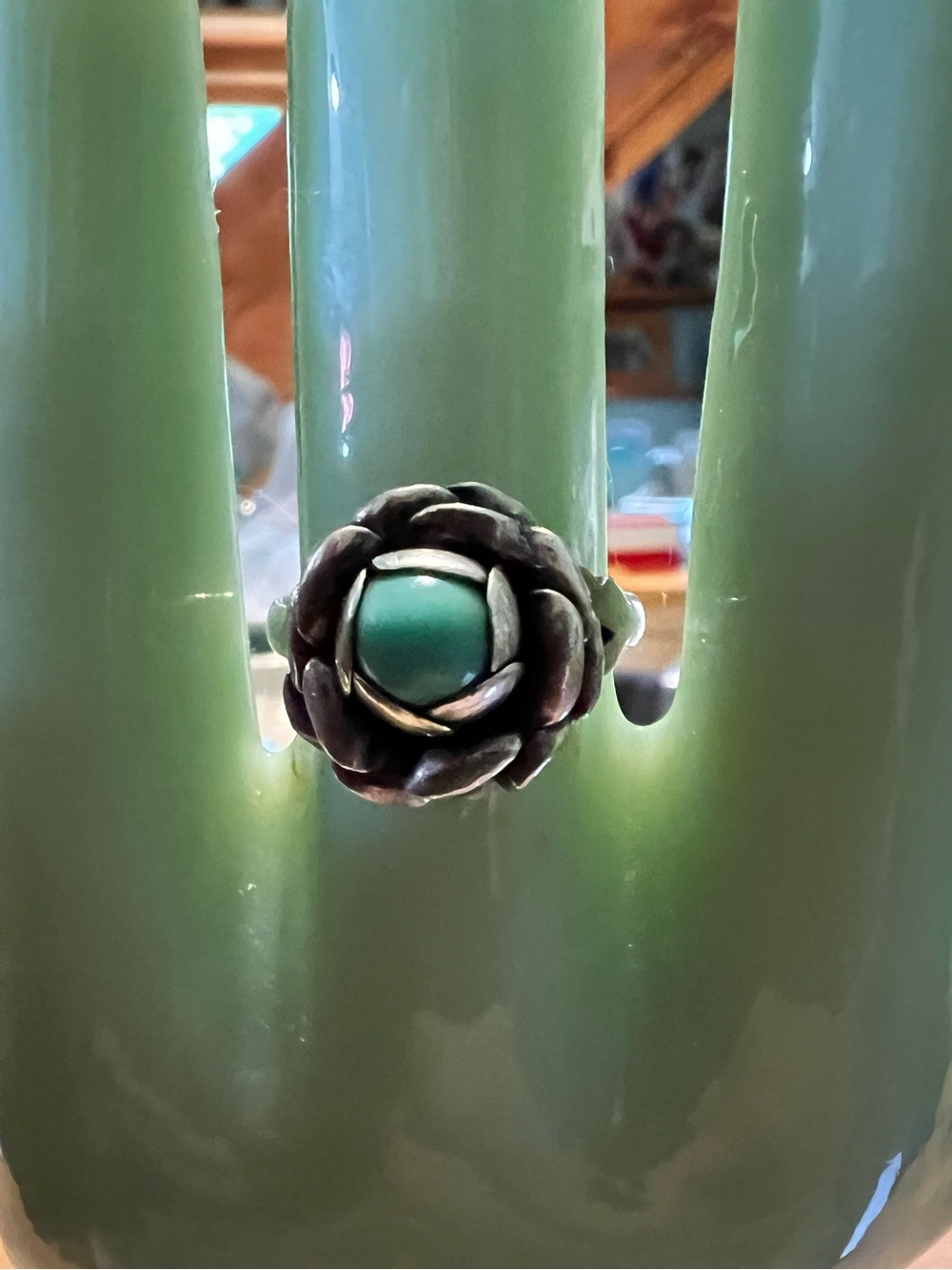 Vintage sterling silver floral ring lovely round turquoise stone set in petals.